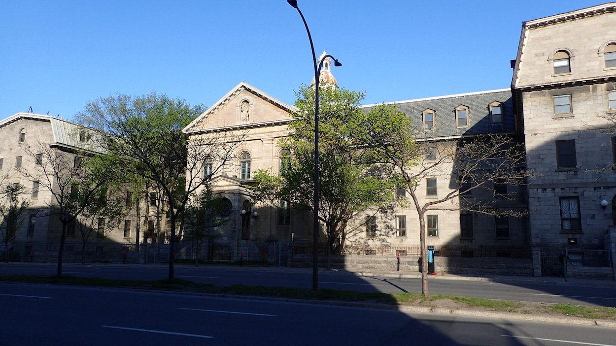 Construit entre 1853 et 1940, l'ancien hôpital de la Miséricorde situé sur le boulevard René-Lévesque Est à Montréal est vacant depuis maintenant 6 ans. Construit entre 1853 et 1940, l'ancien hôpital de la Miséricorde situé sur le boulevard René-Lévesque Est à Montréal est vacant depuis maintenant 6 ans.