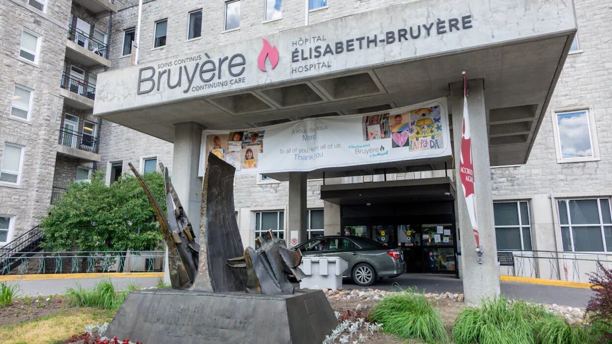 Une voiture est stationnée devant l'entrée de l'Hôpital Élizabeth-Bruyère.