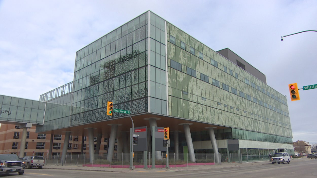 Plan large d'un bâtiment en verre moderne de plusieurs étages.