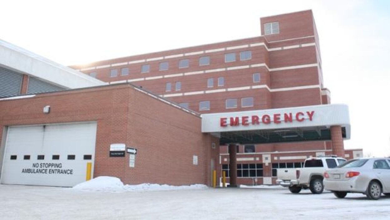 Plan large de l'extérieur des urgences de l'Hôpital général de Regina.