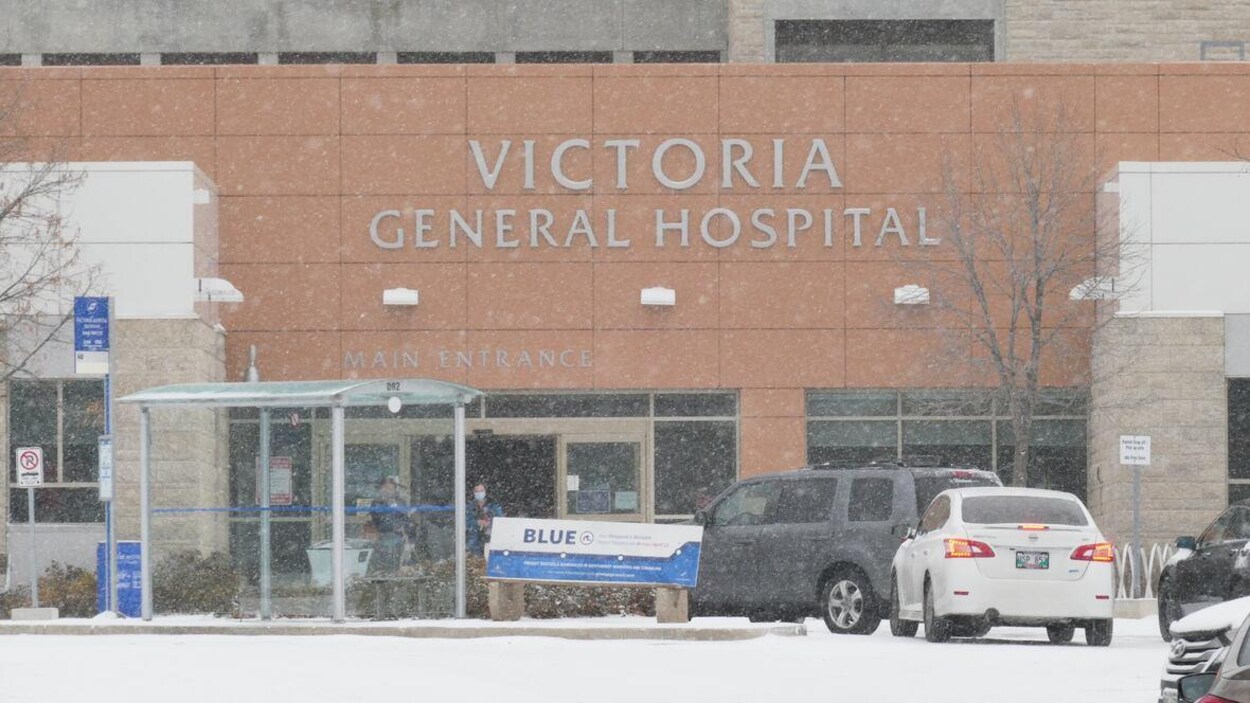 De la neige tombe devant l'Hôpital Victoria.