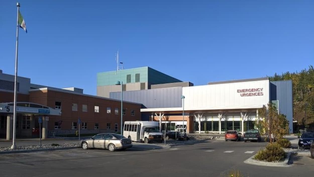 L'extérieur de l'urgence à l'Hôpital général de Whitehorse.
