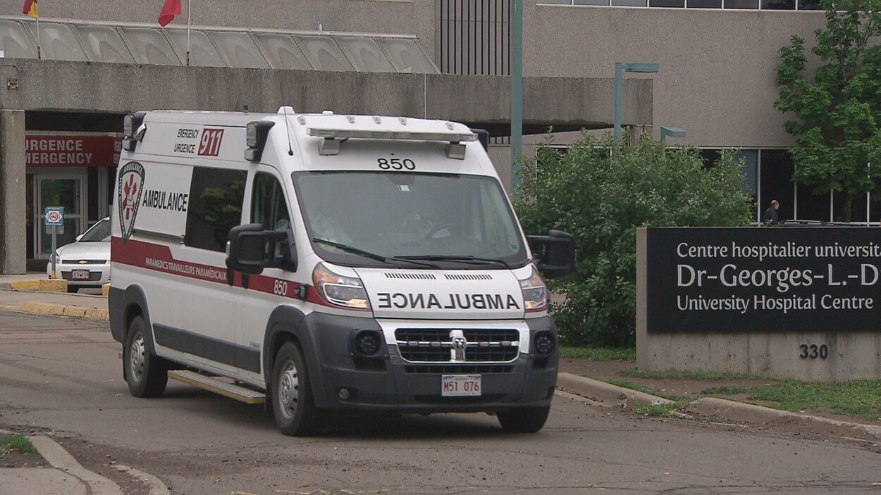 Ambulance devant Georges-L.-Dumont de Moncton