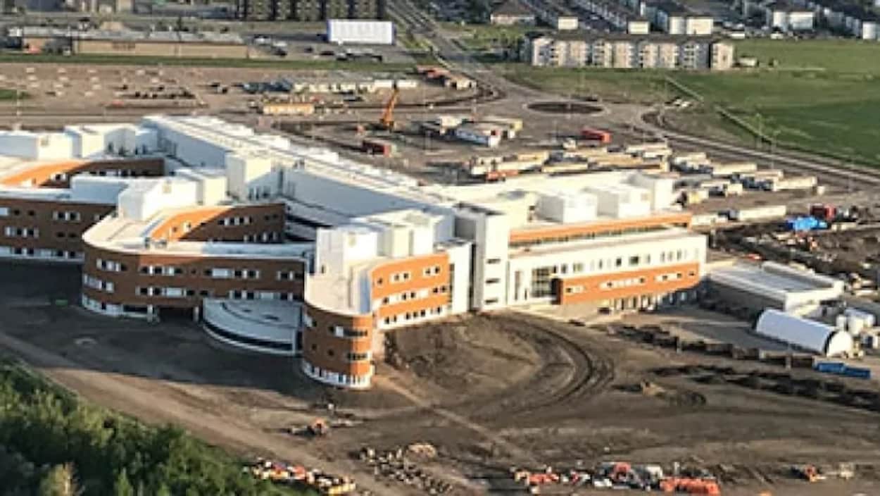 Le chantier de construction de l'hôpital vu des airs.