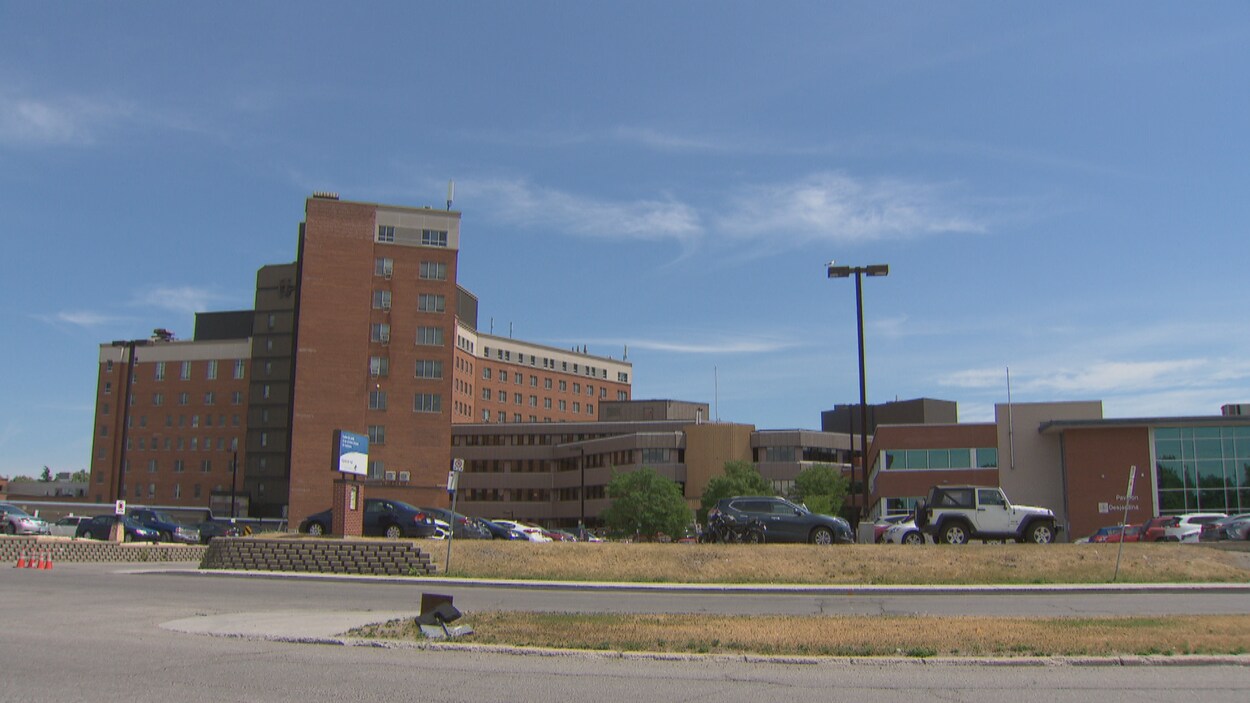 Vue extérieure de l'Hôpital de Hull et son stationnement.