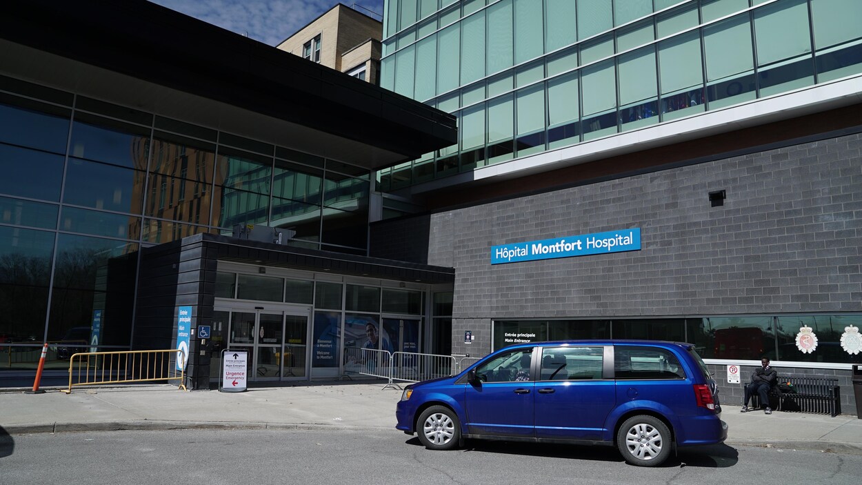 Une fourgonnette stationnée devant l'entrée de l'Hôpital Montfort.