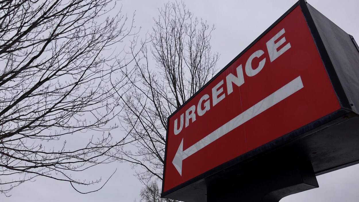 L'enseigne qui pointe vers les urgences.