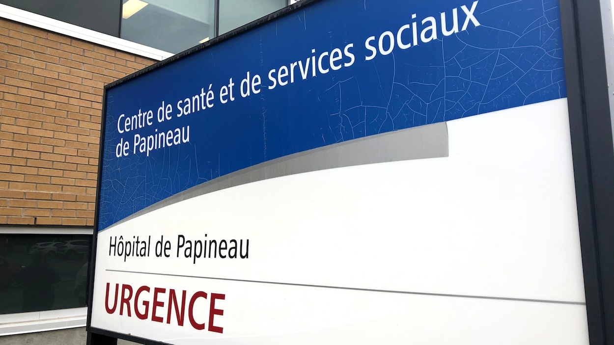 Un panneau annonce l'urgence de l'établissement de santé.