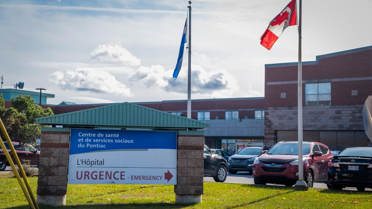 La façade de l'Hôpital du Pontiac, à Shawville, en automne.