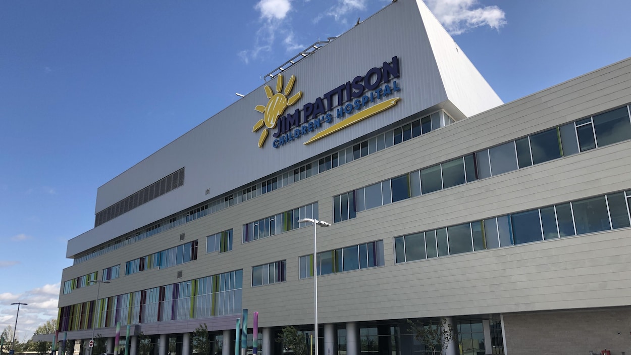 Vue de la façade de l'hôpital Jim-Pattison.