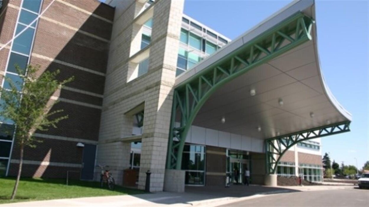 Plan large de l'extérieur de l'hôpital régional de Red Deer.