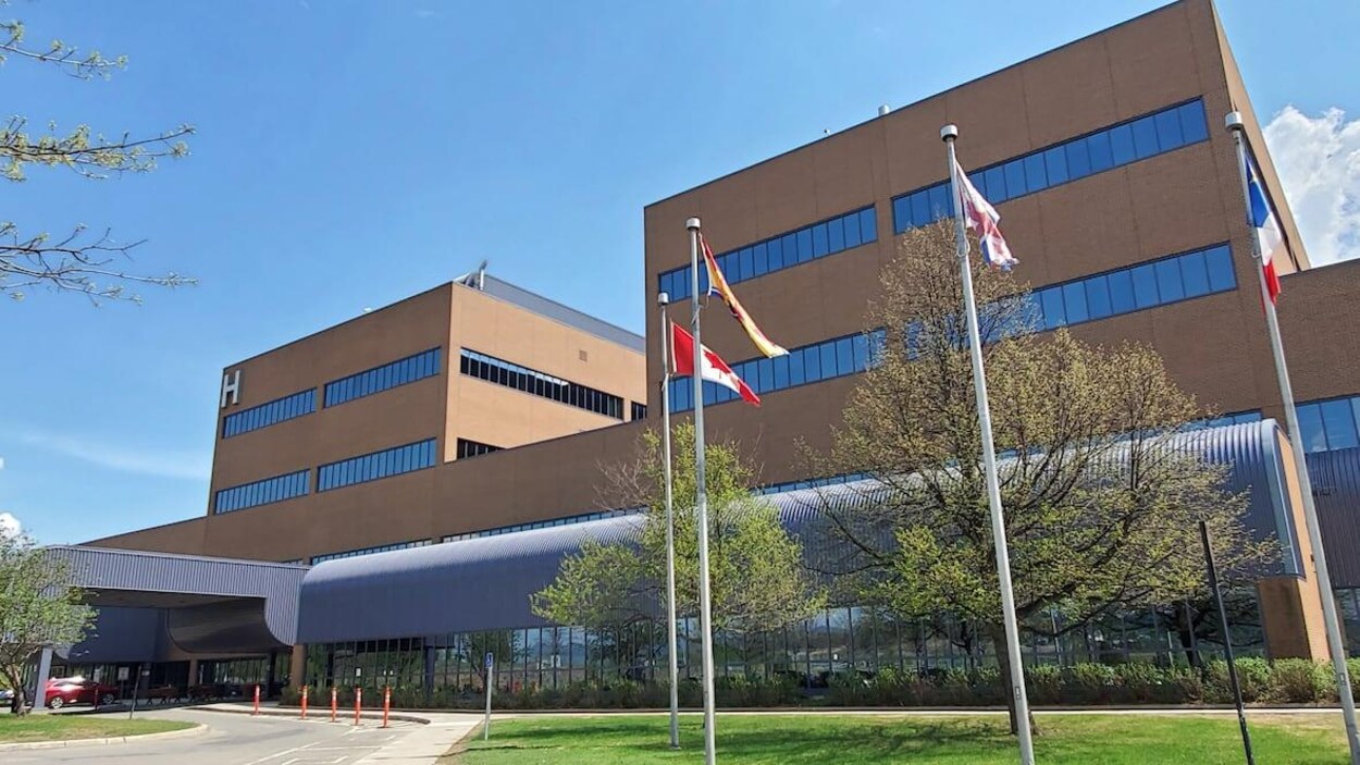 L'Hôpital régional de Campbellton, vu de l'extérieur, en été.