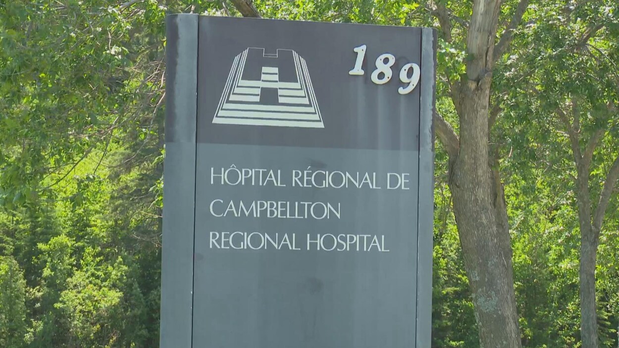 L'affiche de l'hôpital, en été.