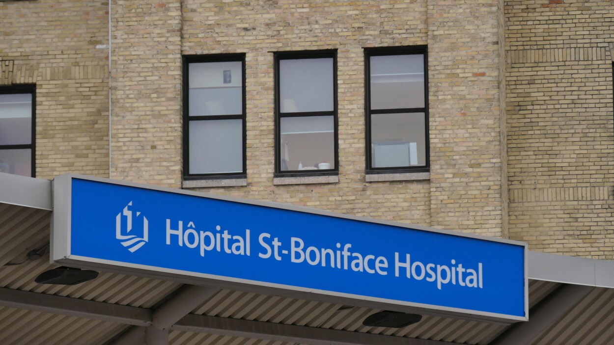 Façade extérieure de l'hôpital, avec l'enseigne indiquant : Hôpital St-Boniface Hospital.