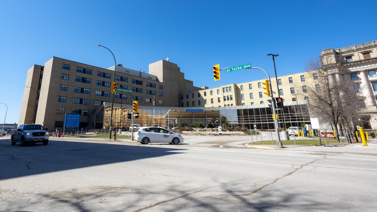 Une vue sur l'entrée de l'Hôpital Saint-Boniface.