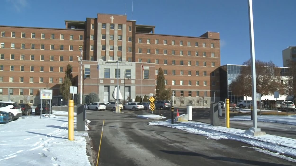 Des médecins manifestent pour la construction d’un nouvel hôpital à Drummondville RadioCanada