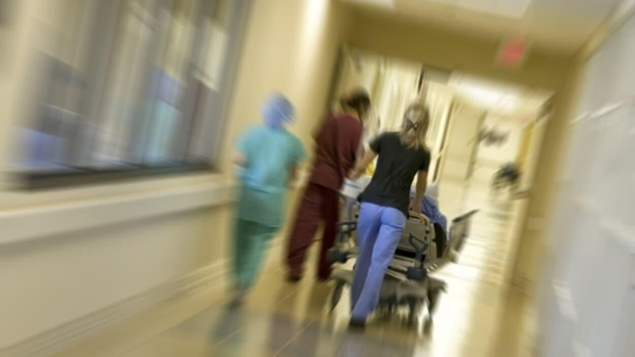 Des infirmières marchent dans un couloir d'hôpital.