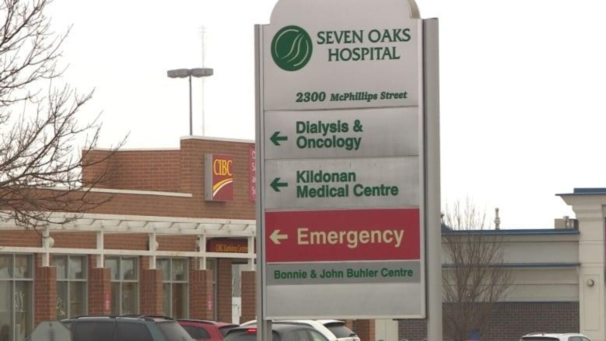 Un panneau indiquant l'Hôpital Seven Oaks.