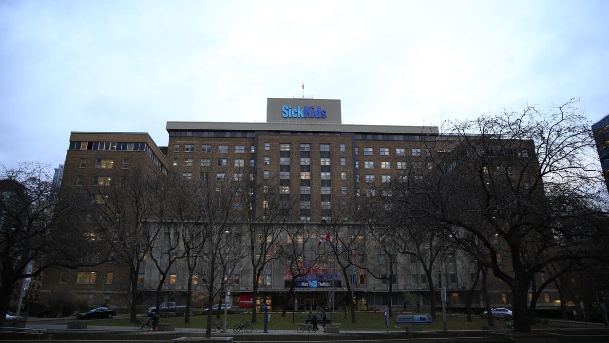 Le bâtiment de l'hôpital pour enfants à Toronto pris à partir de la rue. Le bâtiment de l'hôpital pour enfants à Toronto pris à partir de la rue.