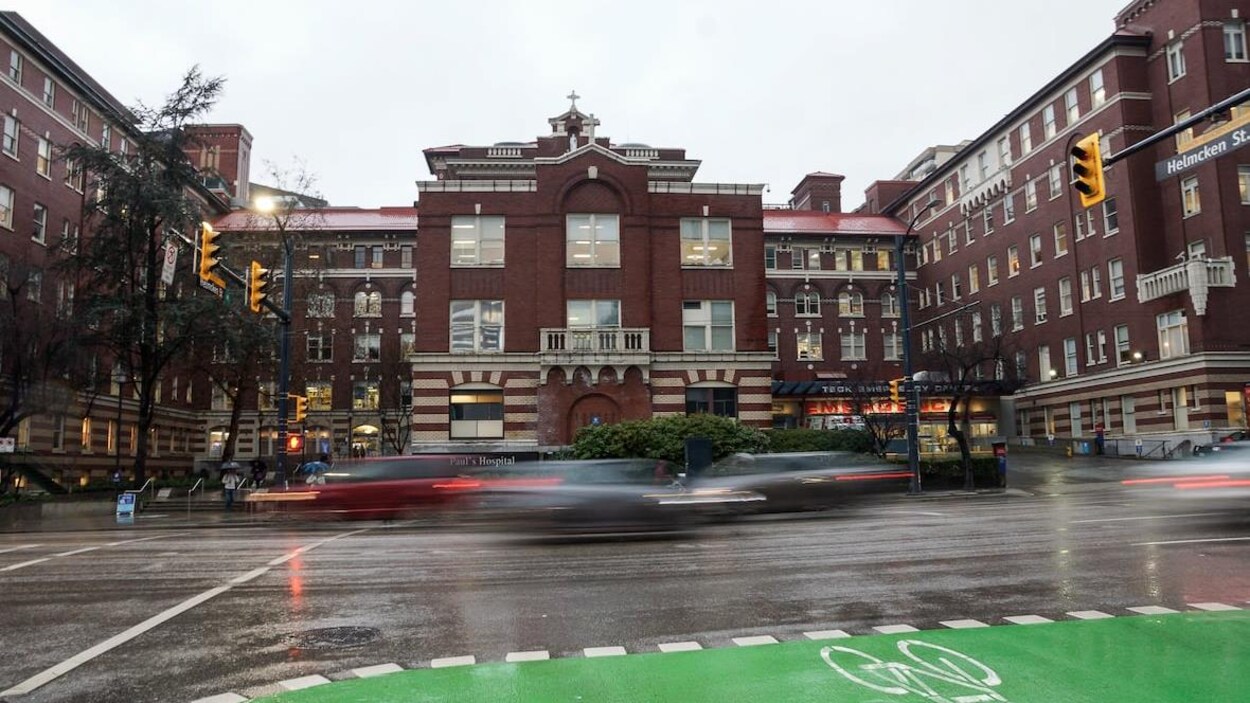 L'hôpital St Paul à Vancouver par un jour de pluie.