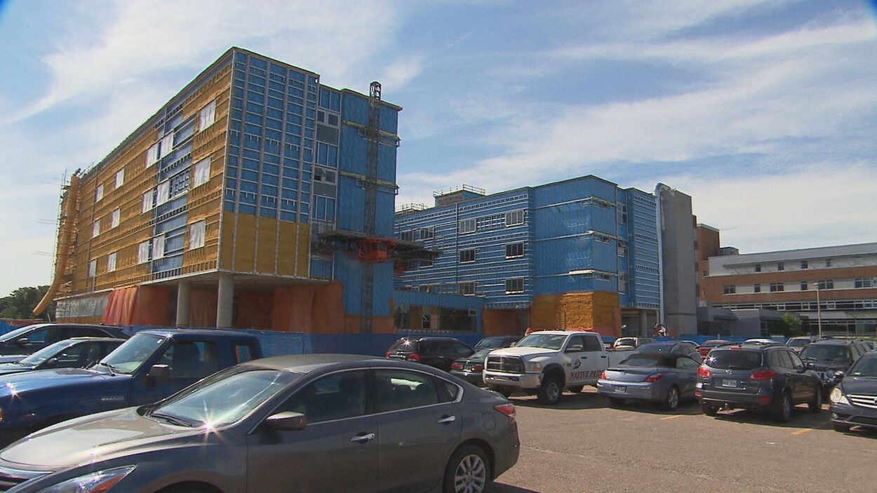 Le Centre hospitalier affilié universitaire régional (CHAUR) de Trois-Rivières en travaux. Le Centre hospitalier affilié universitaire régional (CHAUR) de Trois-Rivières en travaux.