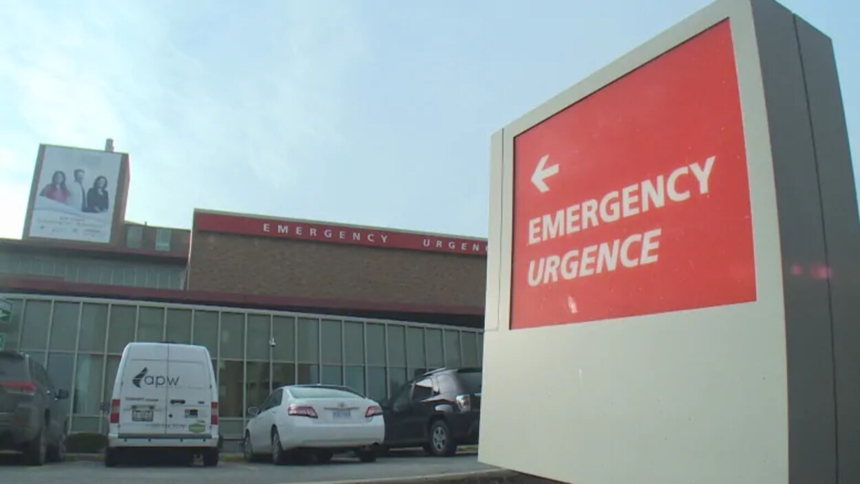 L'affiche qui indique l'urgence devant l'édifice.