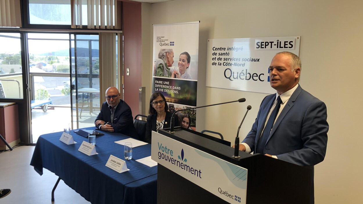 Jonatan Julien, en conférence de presse en compagnie de la ministre de la Santé, Danielle McCann