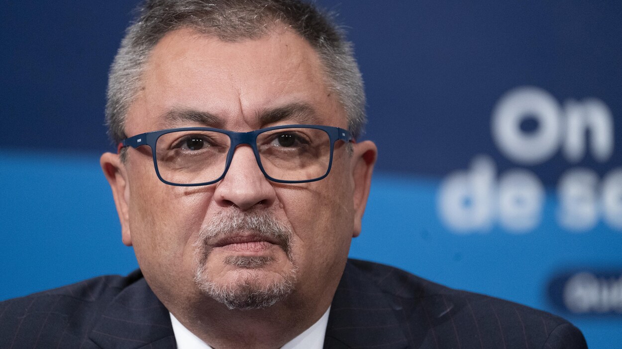 Horacio Arruda, le visage sérieux, lors d'une conférence de presse.
