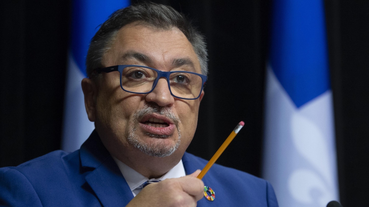 Horacio Arruda tient un crayon dans sa main.