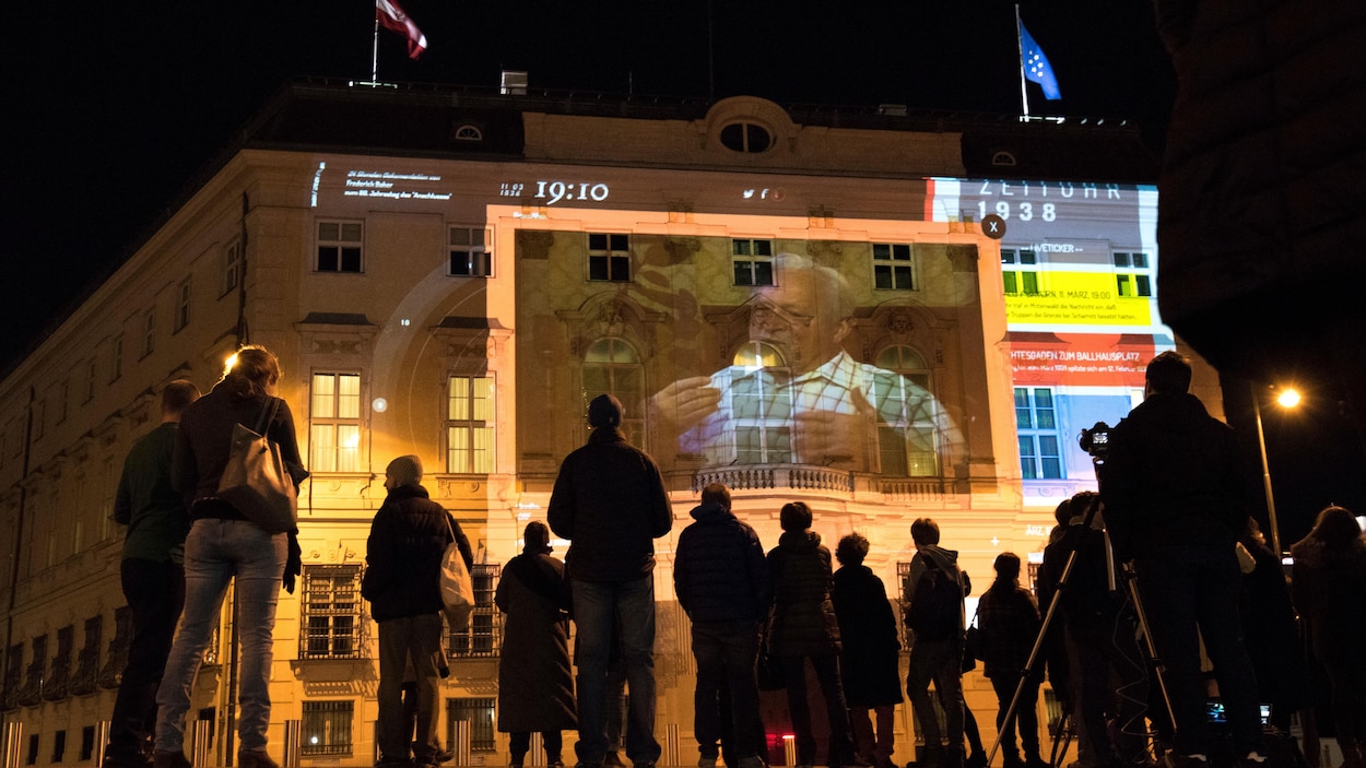 Des gens regardent une projection Des gens regardent une projection