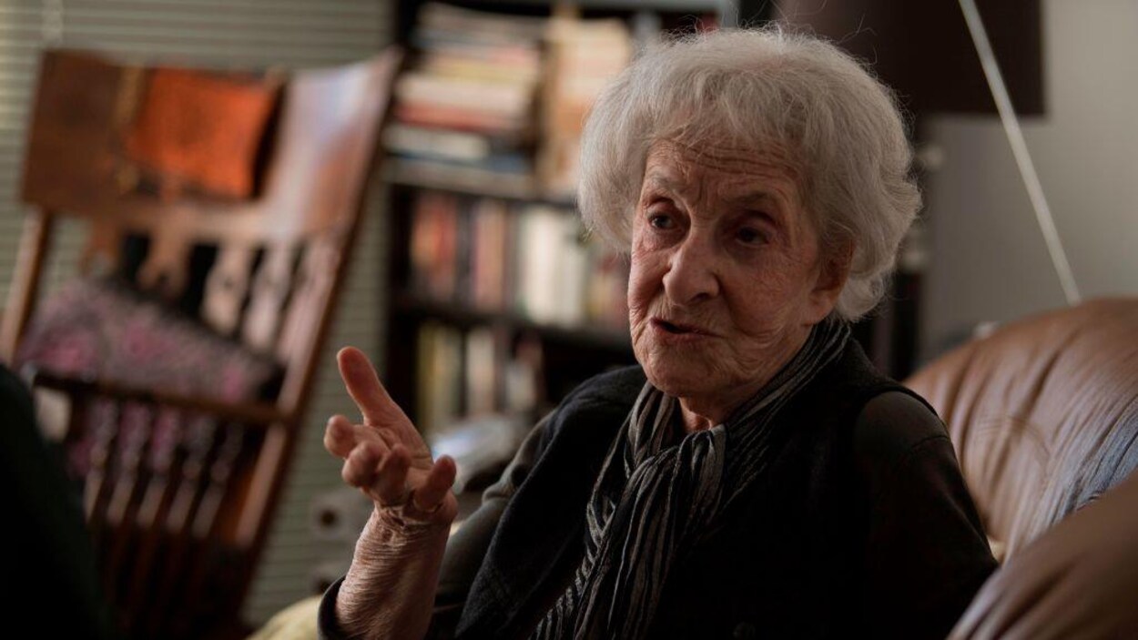 La poétesse uruguayenne Ida Vitale parle, assise sur un canapé, durant une entrevue avec l'AFP.
