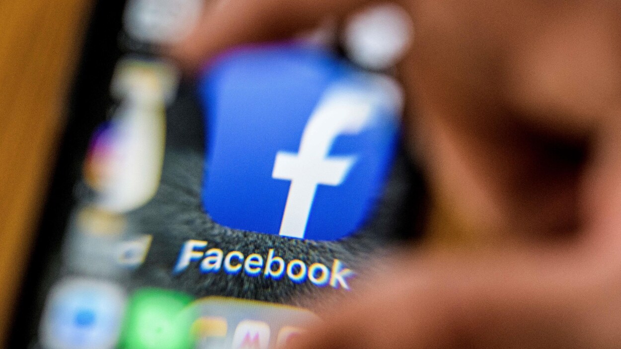 Le logo de l'application de Facebook pour mobile sur un téléphone. Le logo de l'application de Facebook pour mobile sur un téléphone.