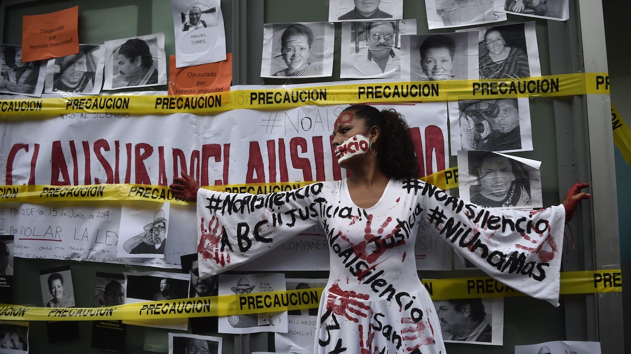 Une journaliste manifeste à Mexico en juin 2017, un mois après l’assassinat de son collègue Javier Valdez, considéré comme un expert des cartels de la drogue au pays.