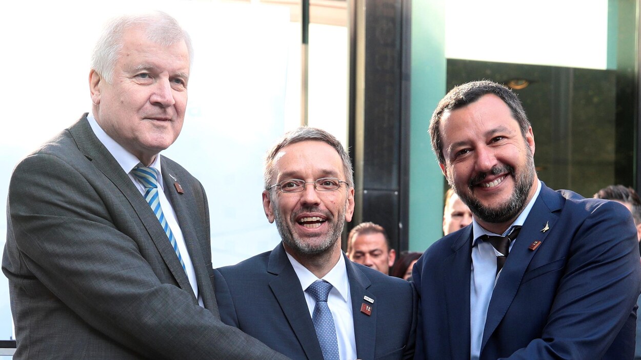 Les ministres de l'Intérieur de l'Allemagne (Horst Seehofer), de l'Autriche (Herbert Kickl) et de l'Italie (Matteo Salvini) se sont entretenus lors d'une réunion trilatérale en marge de la rencontre à Innsbruck. Les ministres de l'Intérieur de l'Allemagne (Horst Seehofer), de l'Autriche (Herbert Kickl) et de l'Italie (Matteo Salvini) se sont entretenus lors d'une réunion trilatérale en marge de la rencontre à Innsbruck.
