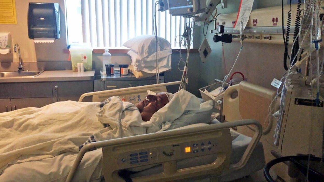 Un homme est étendu dans un lit d'hôpital. Un homme est étendu dans un lit d'hôpital.