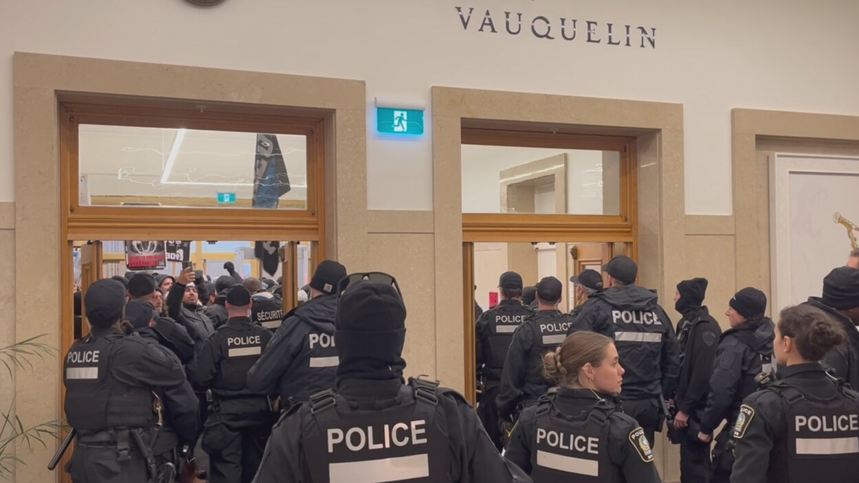 Des cols bleus de Montréal entrent à l’hôtel de ville, le conseil municipal suspendu
