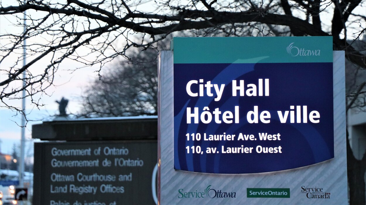 Une enseigne de l'Hôtel de Ville d'Ottawa.