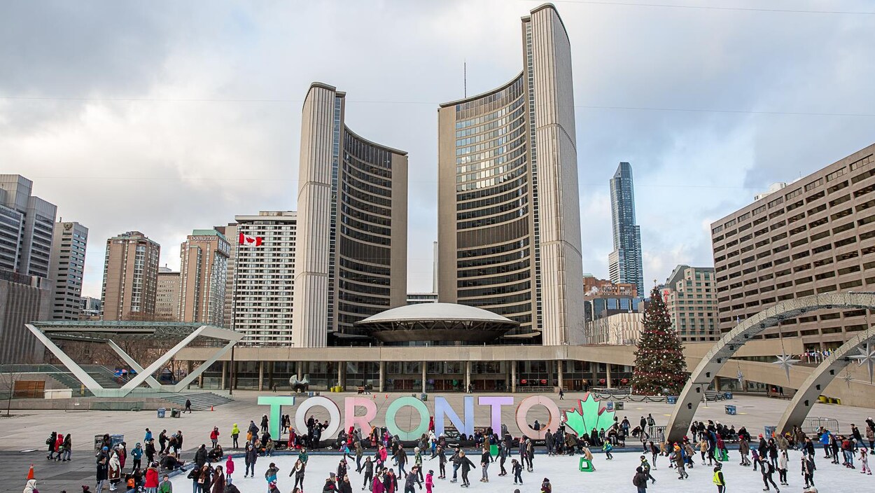 La place Nathan Philipps et l'hôtel de ville de Toronto.