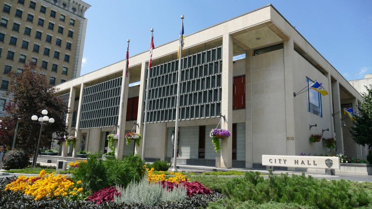 L'hôtel de ville de Winnipeg, fleuri.