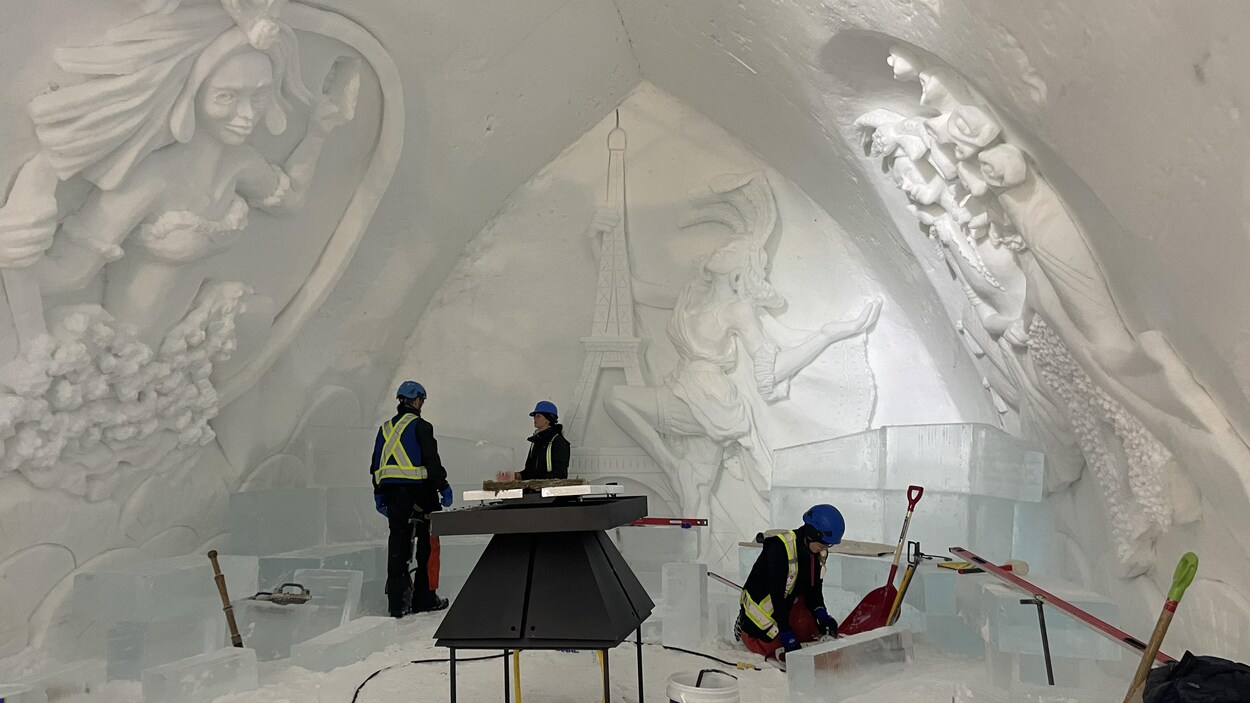 Trois travailleurs dans un des bars de glace.