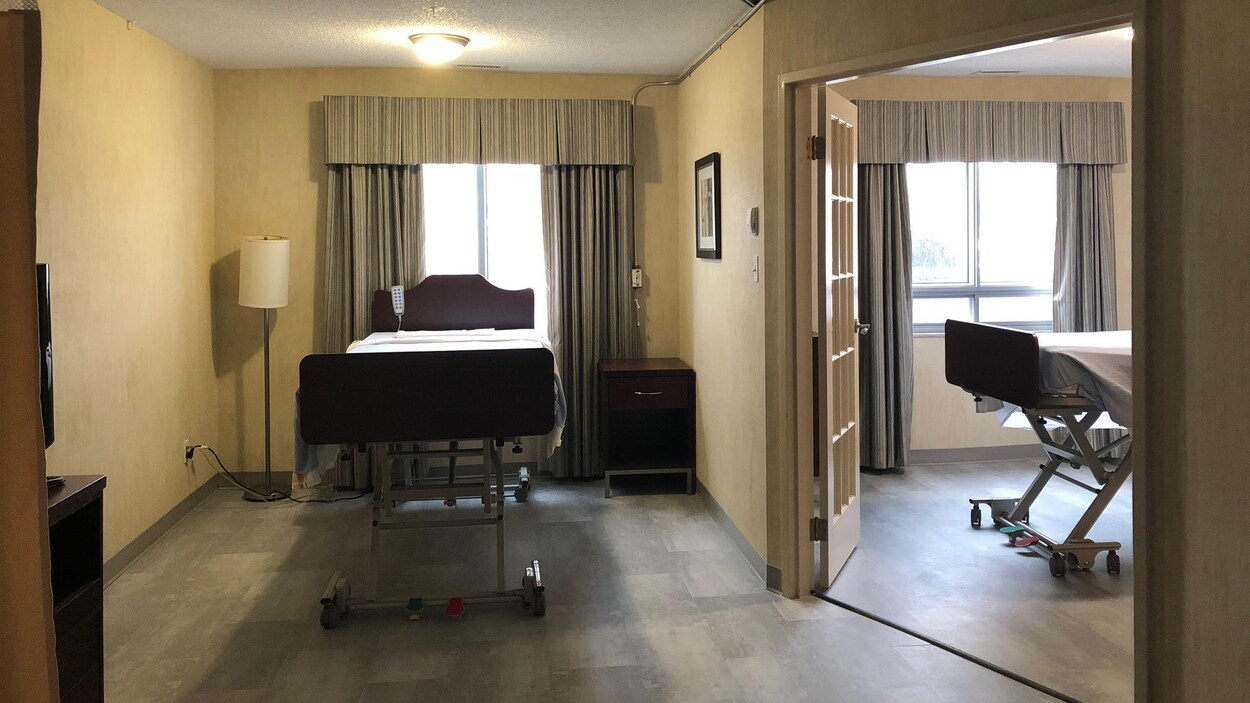 Des lits d'hôpitaux sont installés dans les deux pièces d'une suite d'un hôtel de Laval.
