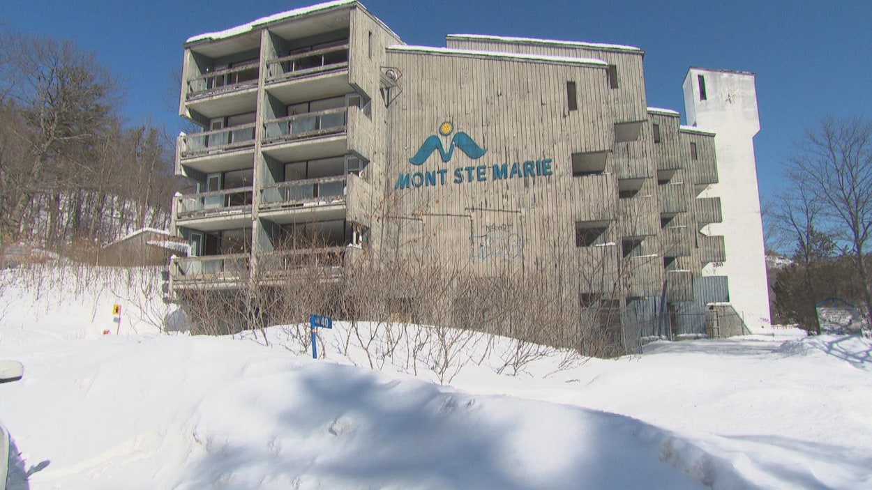 L'hôtel Mont Ste-Marie est à l'abandon.