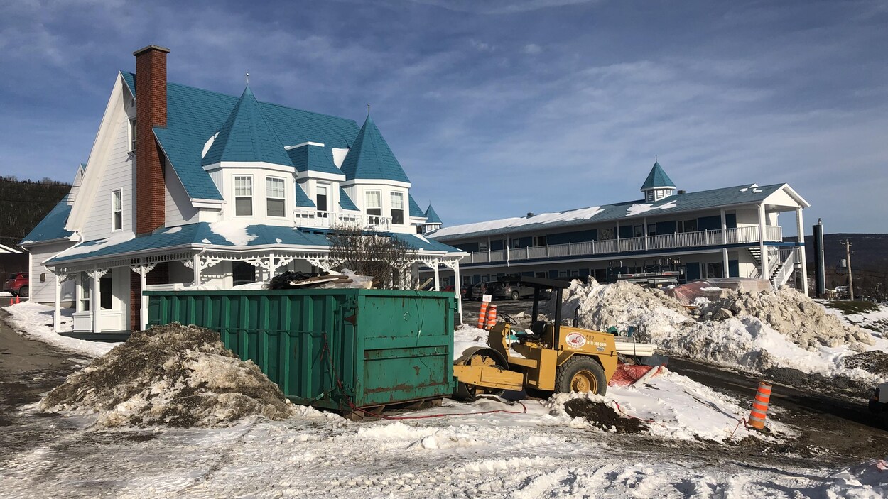 Travaux d'agrandissement à l'hôtel Plante. En avant-plan : un conteneur et de la machinerie.