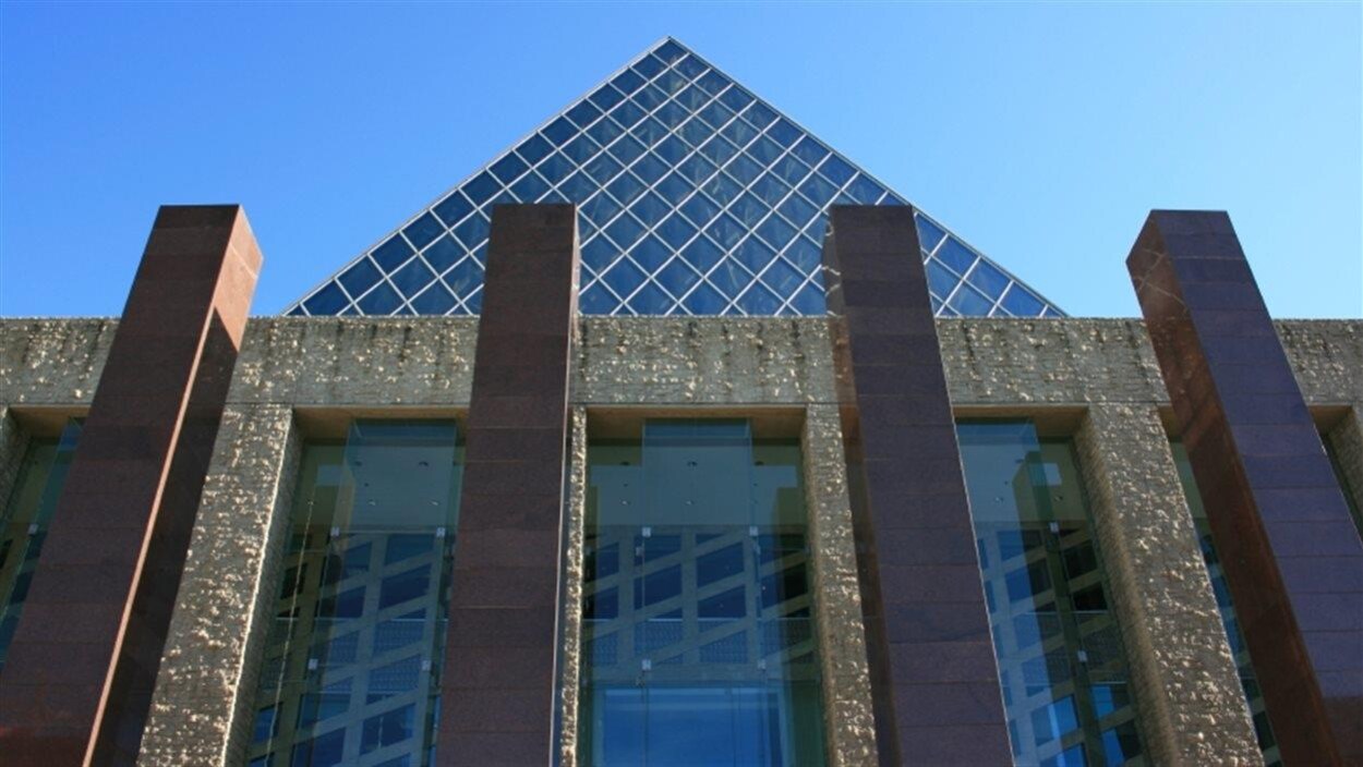 Extérieur de l'hôtel de ville d'Edmonton. Edmonton et Calgary se joignent aux grandes villes canadiennes qui sont gérées par des chartes, comme Vancouver, Toronto et Montréal. Extérieur de l'hôtel de ville d'Edmonton. Edmonton et Calgary se joignent aux grandes villes canadiennes qui sont gérées par des chartes, comme Vancouver, Toronto et Montréal.