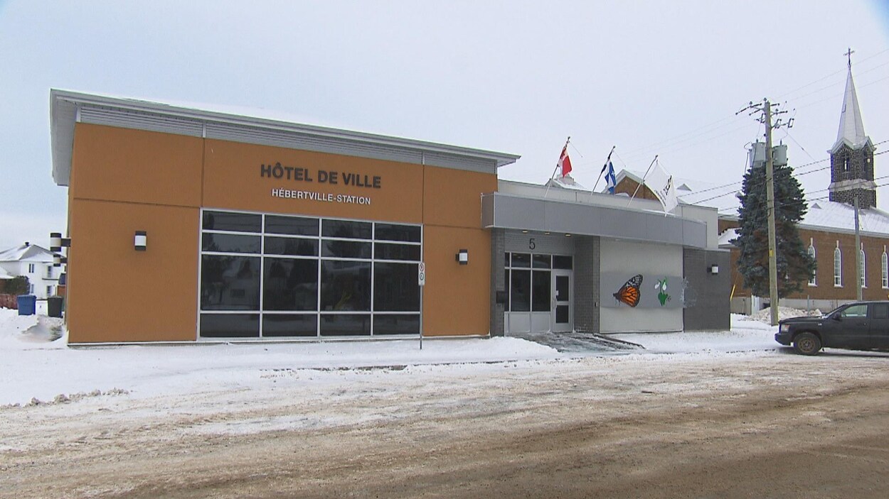 À Hébertville-Station, c'est le calme plat autour du bureau municipal.