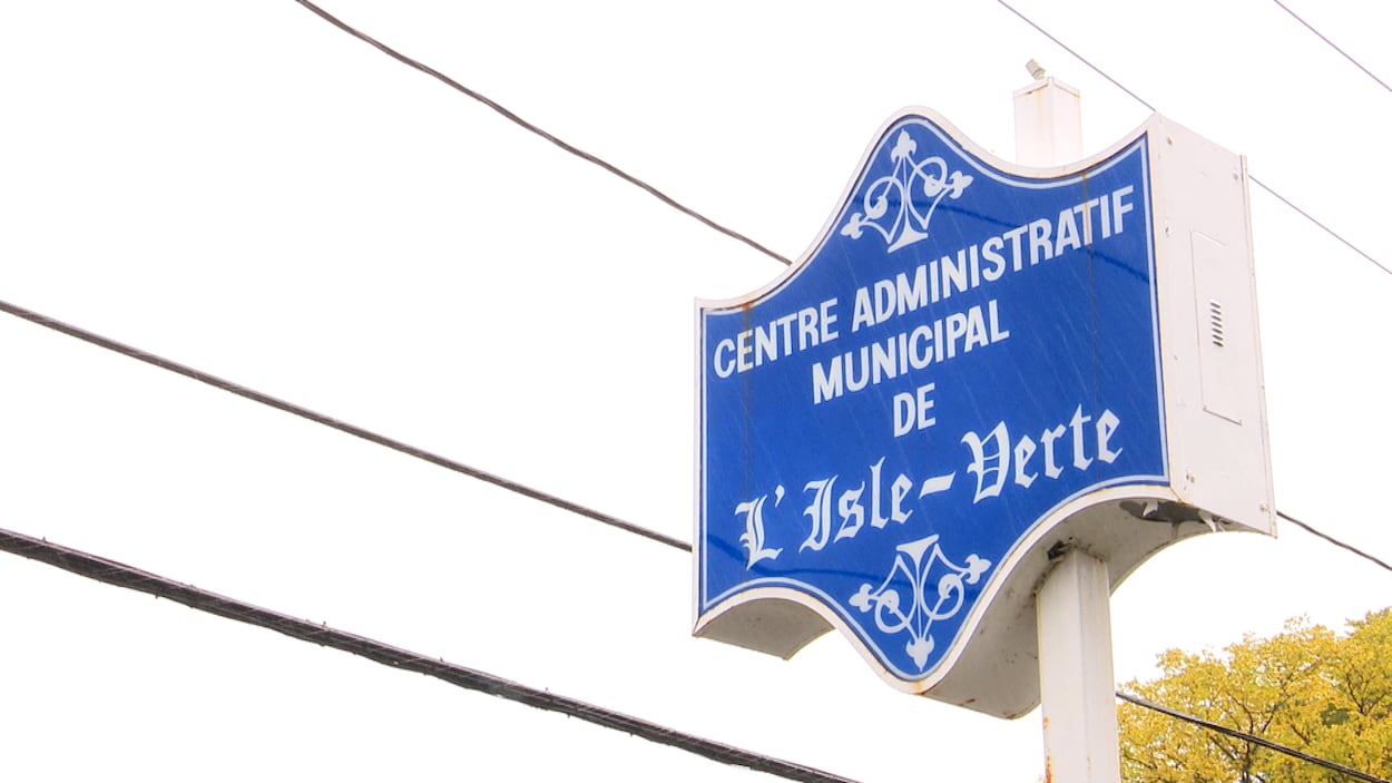 L'affiche de l'hôtel de ville de L'Isle-Verte. L'affiche de l'hôtel de ville de L'Isle-Verte.