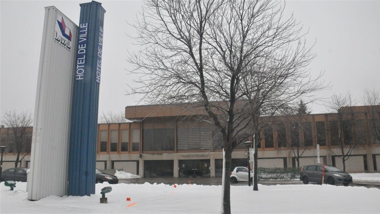 L'hôtel de ville de Laval. L'hôtel de ville de Laval.
