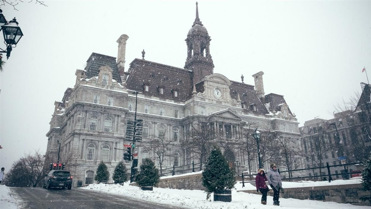 L'hôtel de ville de Montréal sous la neige.