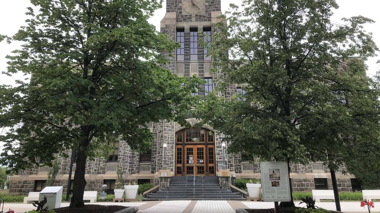 L'hôtel de ville de Saguenay se dresse sous un ciel gris.