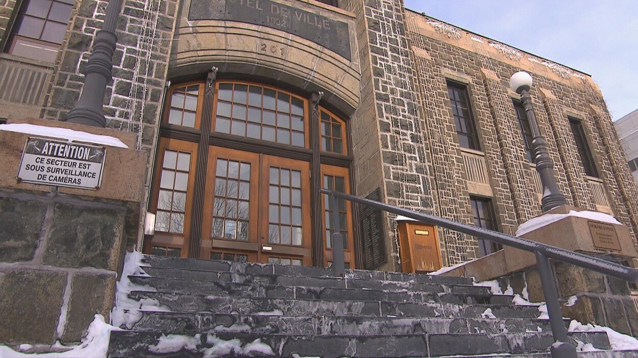Gros plan sur l'hôtel de ville de Saguenay et ses escaliers.